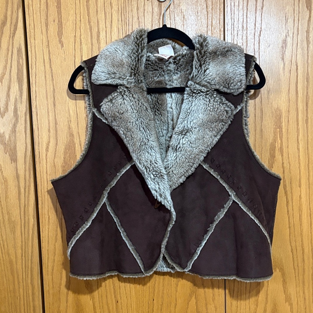 Faded Gloryβ Y2K vintage faux suede fur lined vest clasp closure